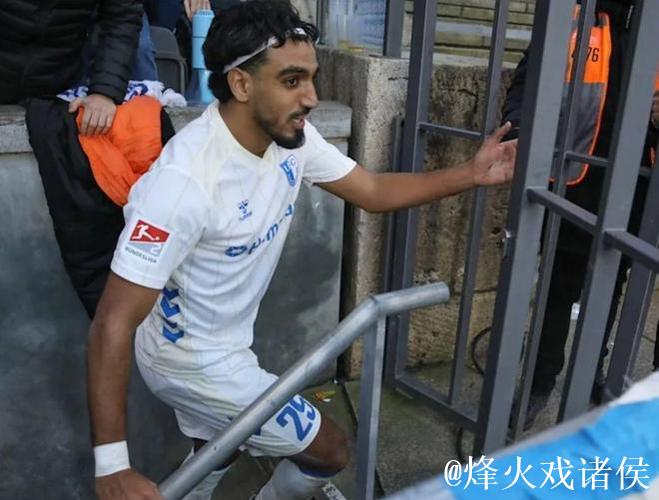 球员庆祝时跳广告牌 掉到1层楼高的深坑：希特勒在任时德国人挖的